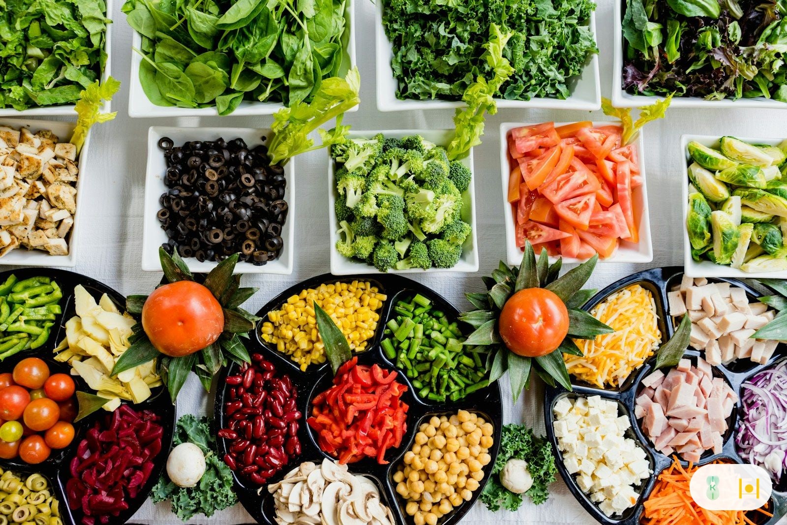 Bàn ăn bày đủ tám nhóm thực phẩm lành mạnh gồm gạo lứt, đậu, hạt, rau xanh, củ, trái cây và món lên men