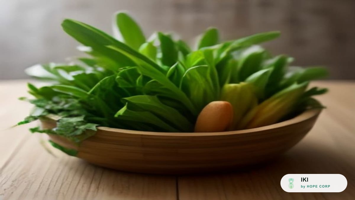 Rau lá xanh và củ quả tươi xếp trong giỏ tre trên mặt bàn gỗ ở chợ