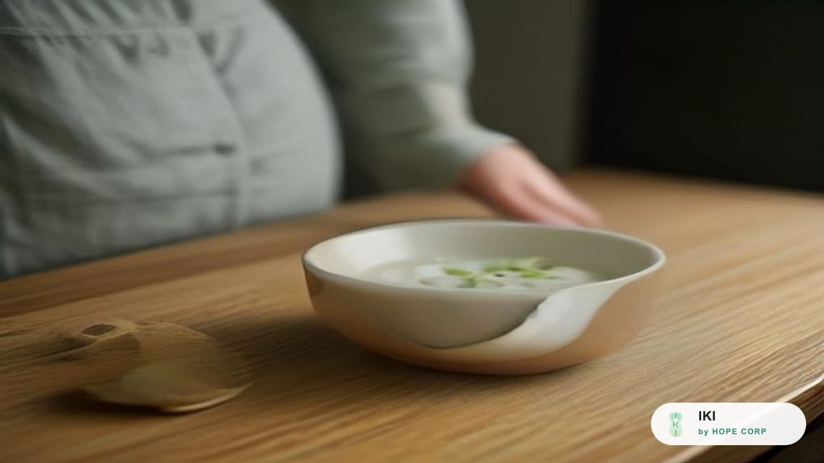 Gian bếp buổi tối đơn giản với một bát cháo ấm, trứng luộc và tách trà