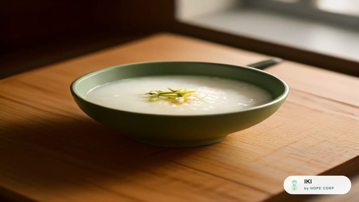 Bát cháo nóng và tách trà gừng ấm đặt trên bàn gỗ trong buổi sáng se lạnh