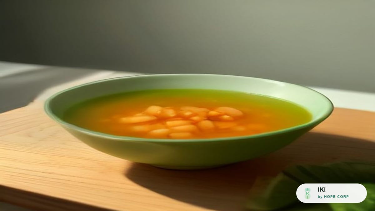 Mâm cơm gia đình với canh rau xanh, cá và trái cây tươi