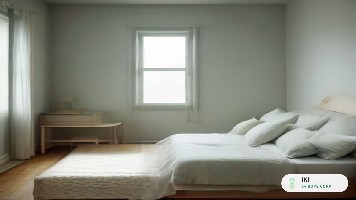 Chiếc giường trải ga trắng gọn gàng trong ánh sáng sớm và đồng hồ báo thức trên bàn đầu giường