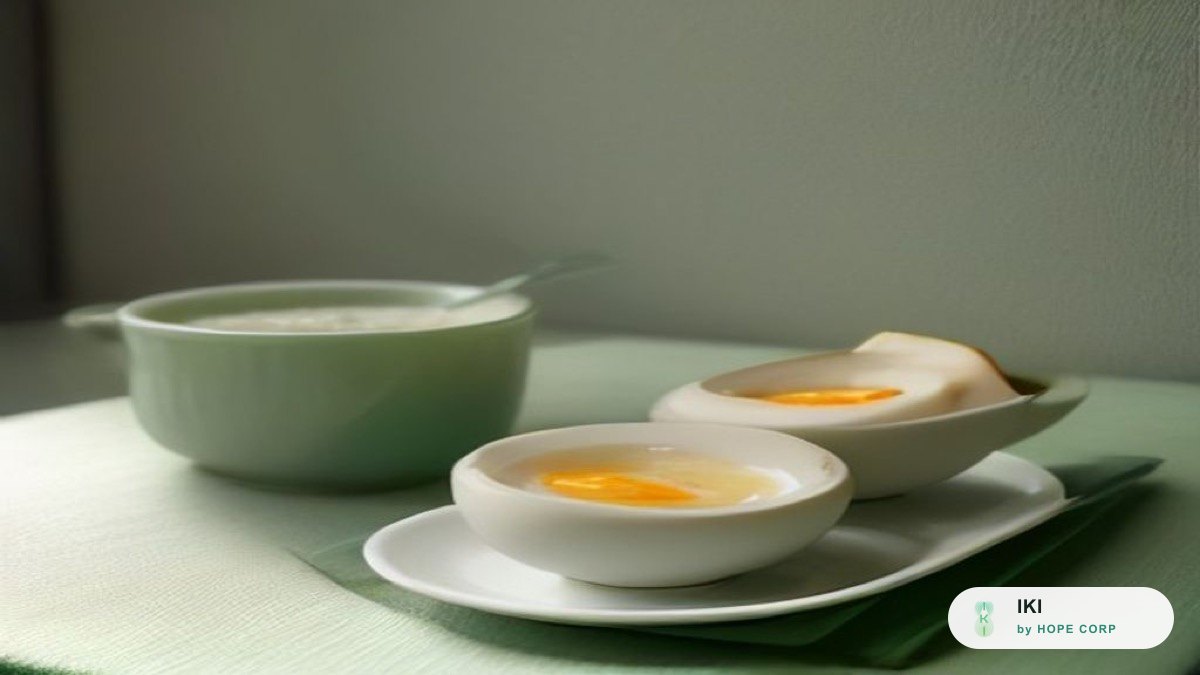 Bàn ăn sáng đơn giản với bát cháo ấm, trứng luộc, chuối và một cốc nước