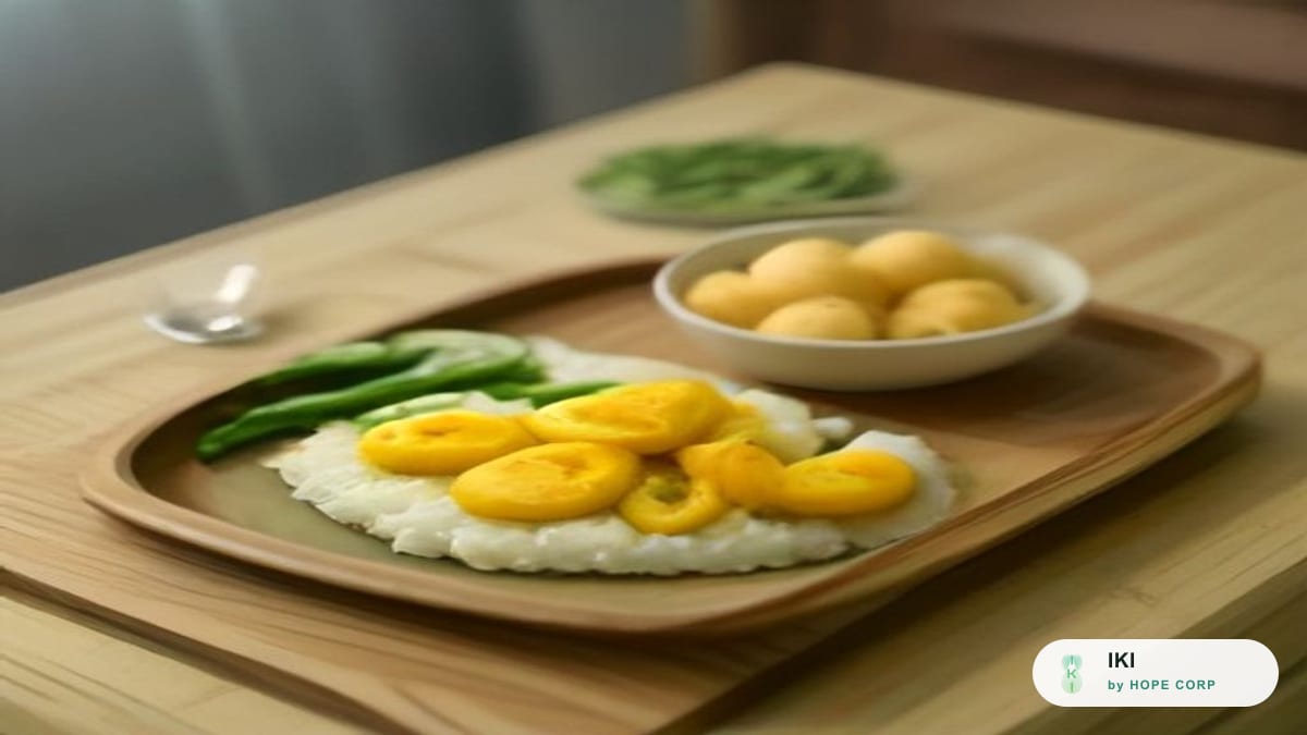 Mâm cơm đơn giản gồm cơm, rau luộc, đậu phụ và trứng trên bàn gỗ nhỏ