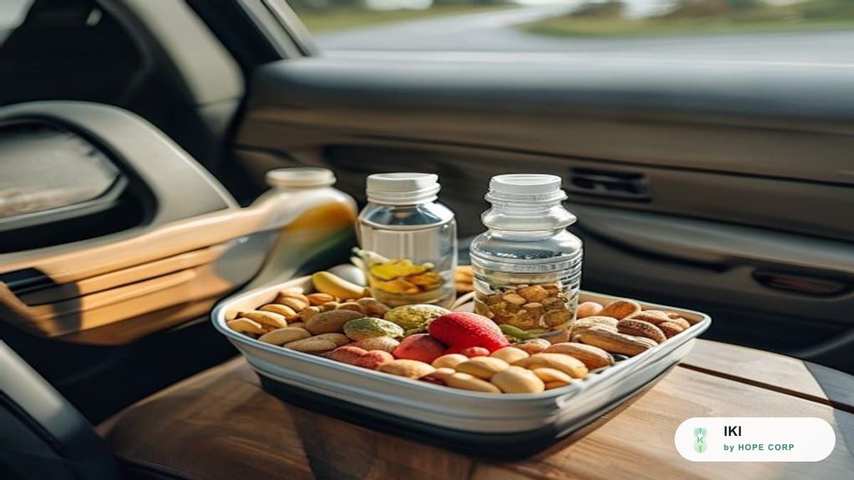 Chai nước và đồ ăn nhẹ lành mạnh chuẩn bị cho chuyến đi dài