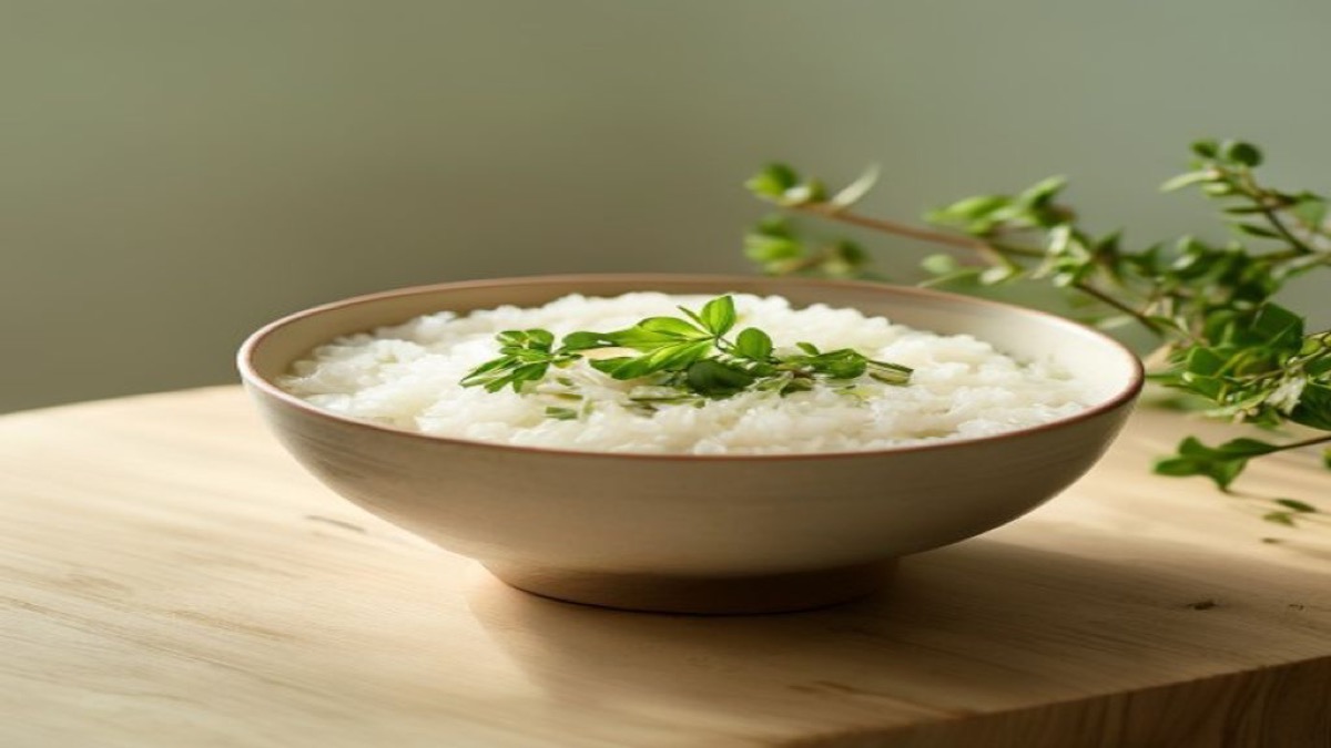 Bữa ăn nhẹ nhàng với rau xanh, cháo ấm và trà thảo mộc trên bàn gỗ
