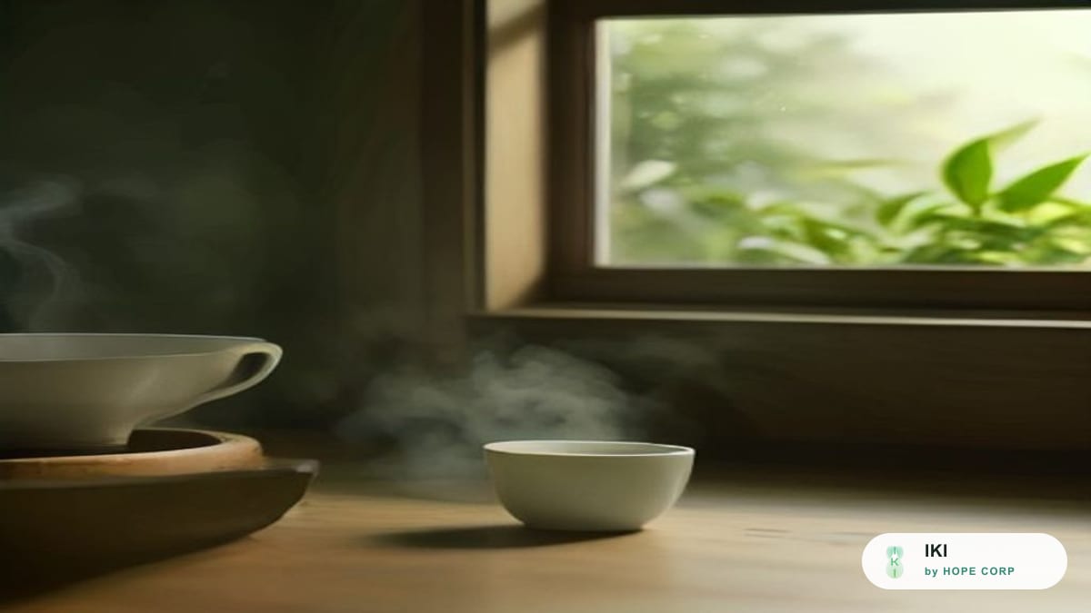 Tách trà thảo mộc ấm bên cửa sổ buổi sáng