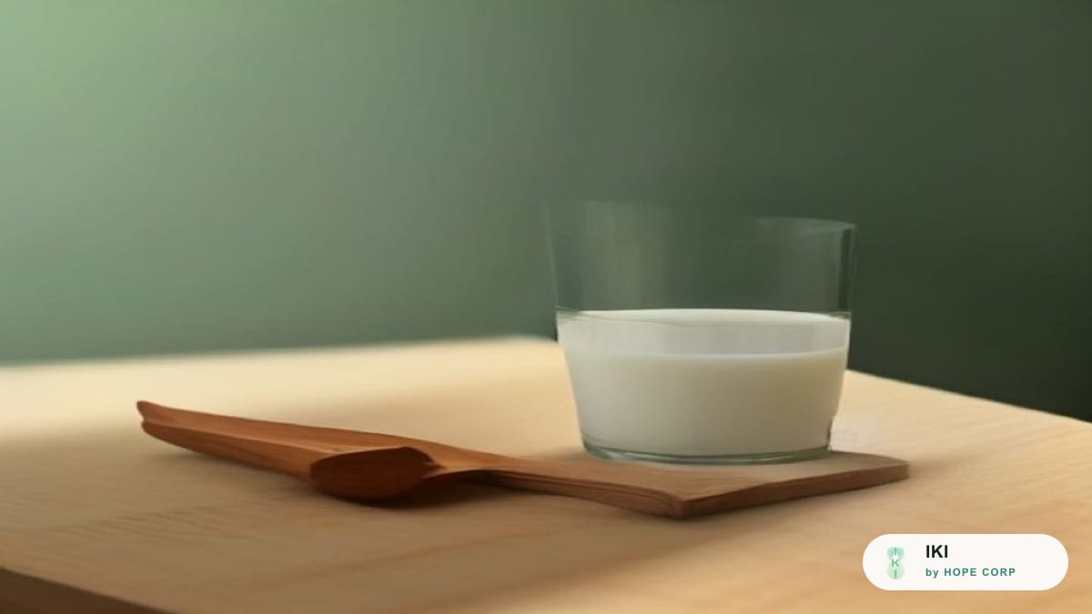 Ly sữa hạt và ly sữa bò đặt cạnh nhau trên bàn gỗ sáng