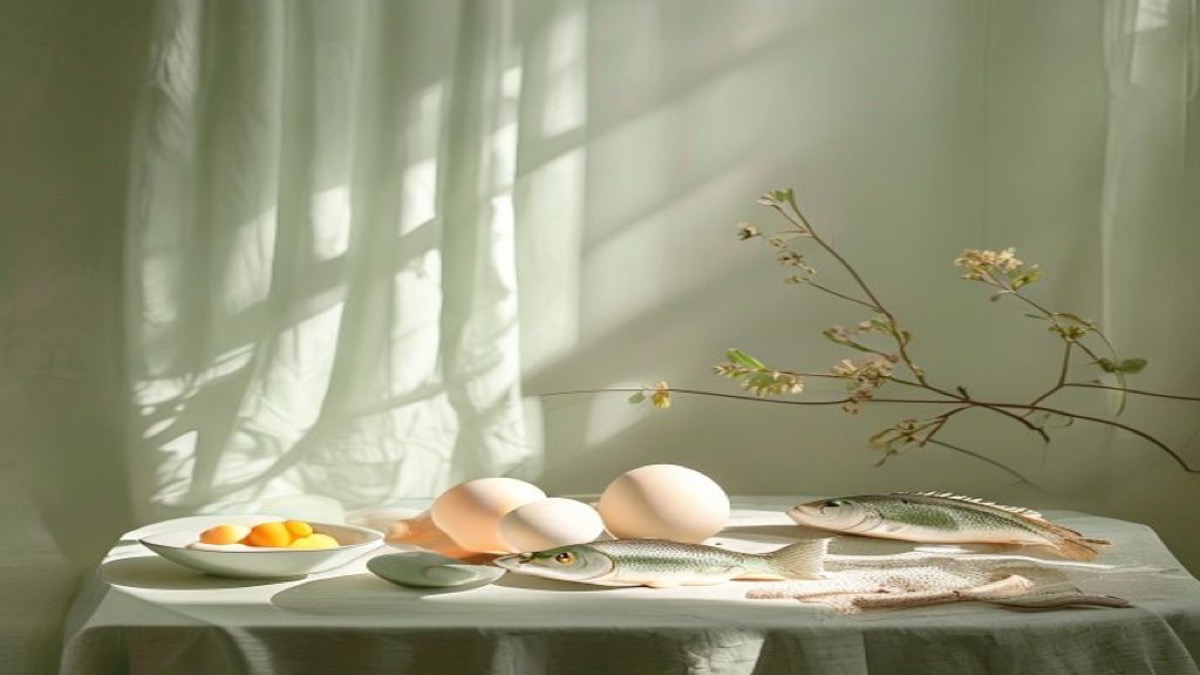 Ánh nắng sớm chiếu qua cửa sổ lên bàn ăn sáng với cá và trứng